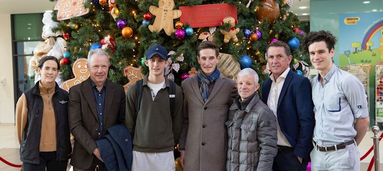 JOCKEYS SPREAD CHRISTMAS CHEER AT ALDER HEY CHILDREN’S HOSPITAL