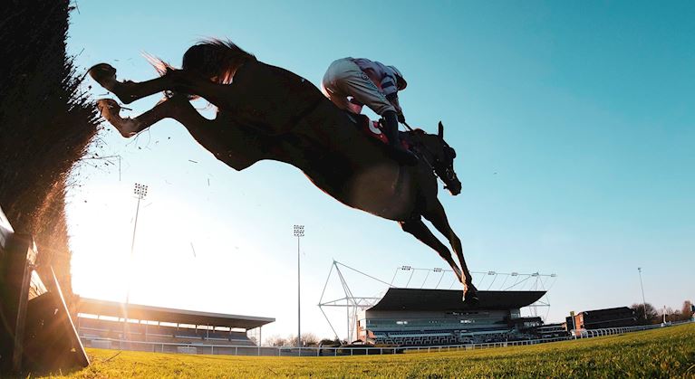 THE £150,000 HANDICAP CHASE AT KEMPTON PARK IN FEBRUARY IS RENAMED “THE CORAL TROPHY” 